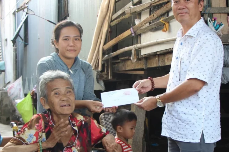 Câu lạc bộ Thứ Bảy – Bình Khánh trao 10 triệu đồng hỗ trợ gia đình khó khăn