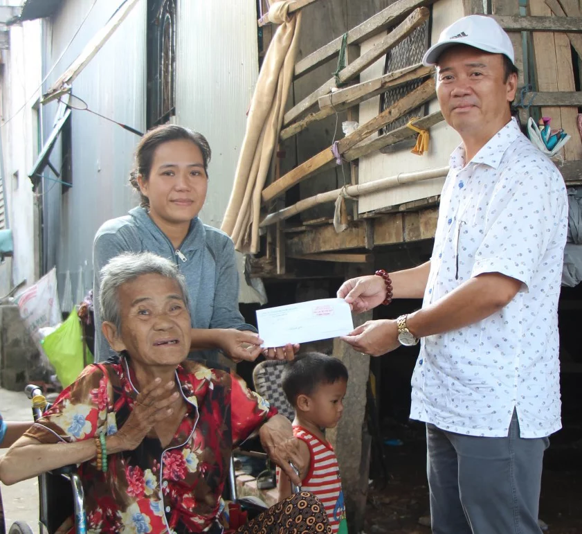 Câu lạc bộ Thứ Bảy – Bình Khánh trao 10 triệu đồng hỗ trợ gia đình khó khăn