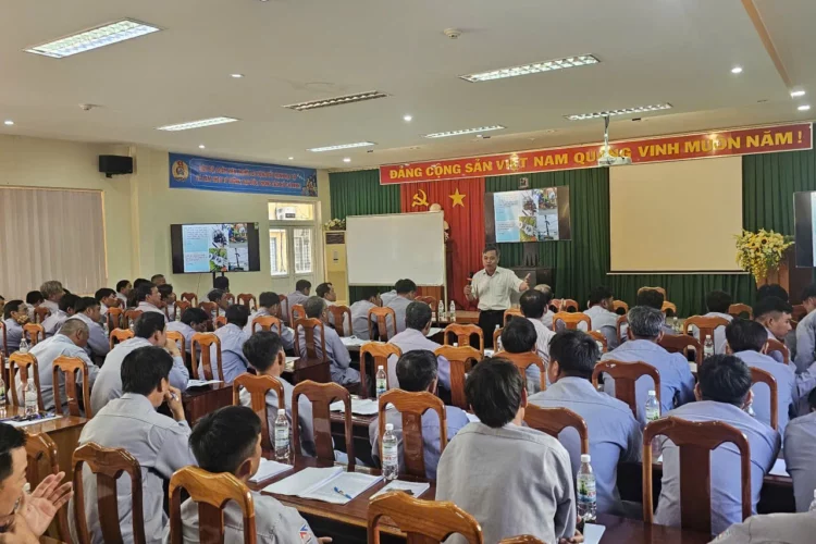 Công ty Cổ phần Điện Nước An Giang triển khai tập huấn an toàn điện, quy trình an toàn điện và thao tác trên lưới điện trung hạ thế cho công nhân điện năm 2026