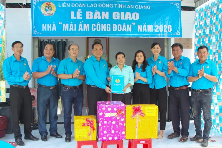 Bàn giao mái ấm công đoàn tại phường Tịnh Biên